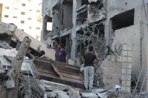 　ガザ北部ガザ市で、イスラエル軍の攻撃により破壊された住宅に集まるパレスチナ人＝２９日（ゲッティ＝共同）