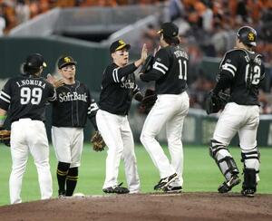 　巨人に勝利し、タッチを交わすソフトバンクナイン＝東京ドーム