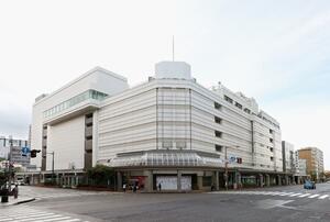 旧新潟三越。解体工事開始が当初計画より遅れることが判明=11月29日、新潟市中央区西堀通5
