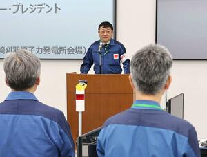 柏崎刈羽原発の所員に訓示をする稲垣武之所長（中央）＝１１日、柏崎刈羽原発