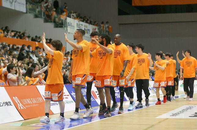 新潟－岐阜　試合後、観客の声援に応える選手ら＝アオーレ長岡