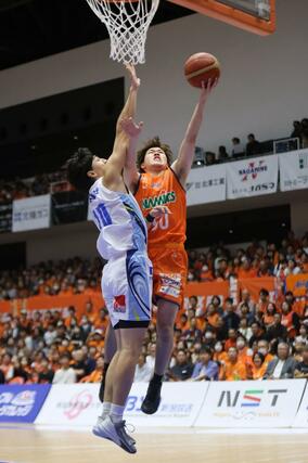 第４クオーター、長尾光輝がシュートを決め６６－７２＝アオーレ長岡