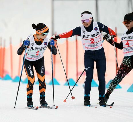 女子４×３キロリレー　１走の松澤にこり（赤・右）が２走の柳明依菜（緑）へリレー＝６日、長野県の野沢温泉南原クロスカントリーコース