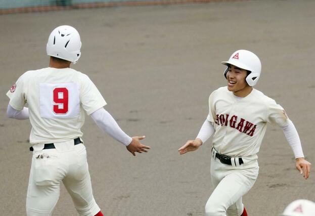 ５回裏糸魚川１死満塁、中澤の適時打で三走に続き二走の巻渕（右）が生還し３－０＝４月２８日、柏崎市佐藤池野球場