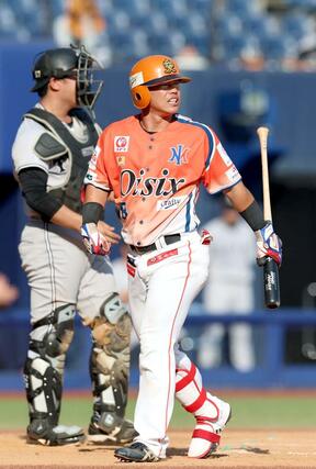 イースタン　オイシックス－巨人　オイシックス八回１死、三振に倒れた藤原大智主将＝ハードオフ・エコスタジアム