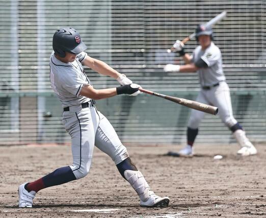 関根学園－佐渡　七回二死二塁、適時二塁打を放つ関根学園の小林隆太朗＝柏崎市佐藤池