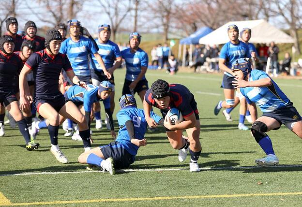 開志国際－北越　前半１７分、開志国際の中澤光太郎が抜け出してトライし１２－７＝新発田市