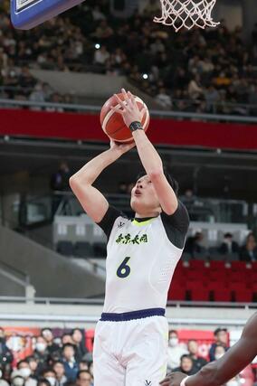 男子準々決勝　帝京長岡－福岡第一　第１クオーター、帝京長岡の田巻彪雅がシュートを決めて２－４