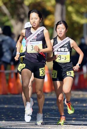 新潟明訓の１区石川桃子が集団を引っ張る＝新潟市中央区