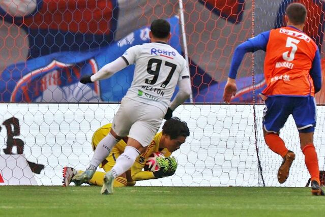 前半、シュートを防ぐGK小島亨介=デンカビッグスワン