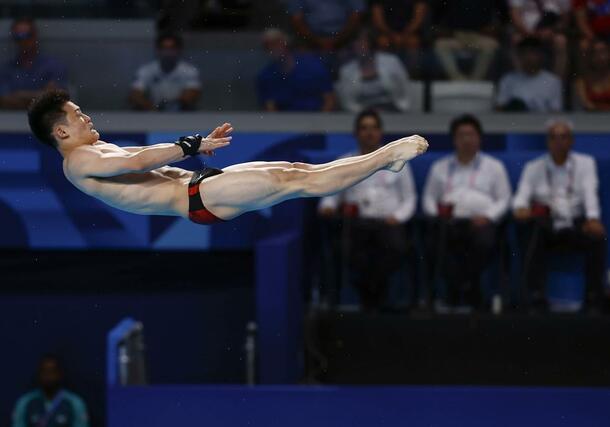 男子高飛び込み決勝　演技する玉井陸斗＝パリ郊外（共同）