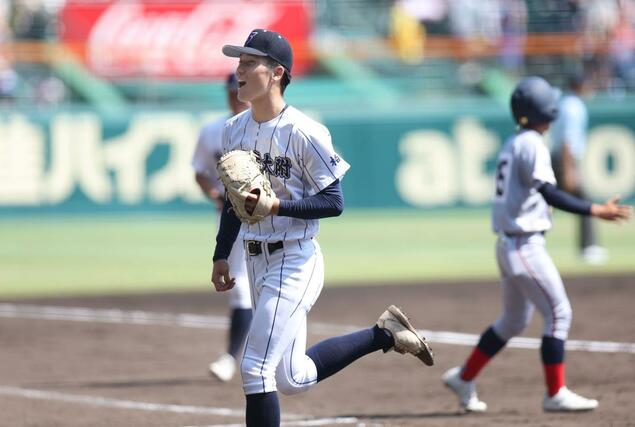 5回裏 ピンチを切り抜け笑顔でベンチに戻る新潟産大付の田中拓朗