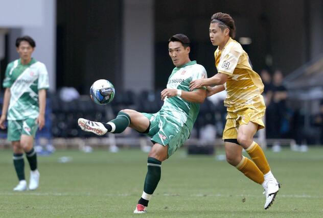 ５、６位決定戦、Ｊ２・Ｊ３東Ｂ－Ｊ２・Ｊ３西Ａ　パスを出すＪ２・Ｊ３東Ｂの槙野監督（左）＝ＭＵＦＧ国立