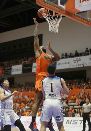 新潟－品川　第４クオーター、フェルプスがリバウンドから決めて８４－６８＝アオーレ長岡