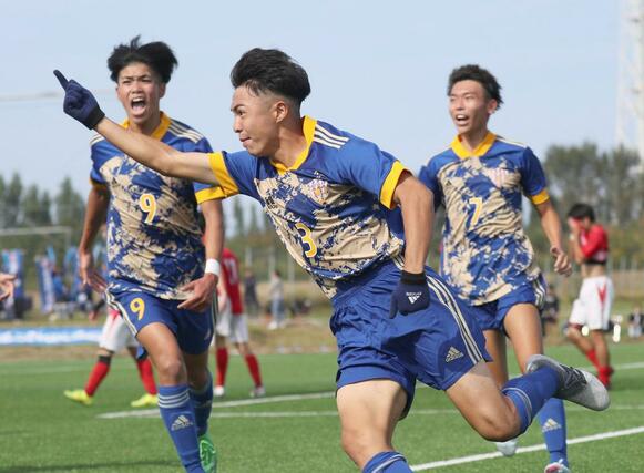 開志学園ＪＳＣ－北越　後半６分、ヘディングで先制点を決め、喜ぶＤＦ岡田剛輝（開志学園ＪＳＣ）＝１０月２６日、聖籠町東港５の新潟聖籠スポーツセンター