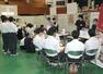 糸魚川市の中学３年生が働く社会人の思いなどを学んだキャリアフェスティバル＝市民総合体育館
