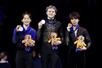 　男子の表彰式でメダルを掲げる（左から）２位の鍵山優真、優勝のイリア・マリニン、３位の佐藤駿＝プラハ（共同）