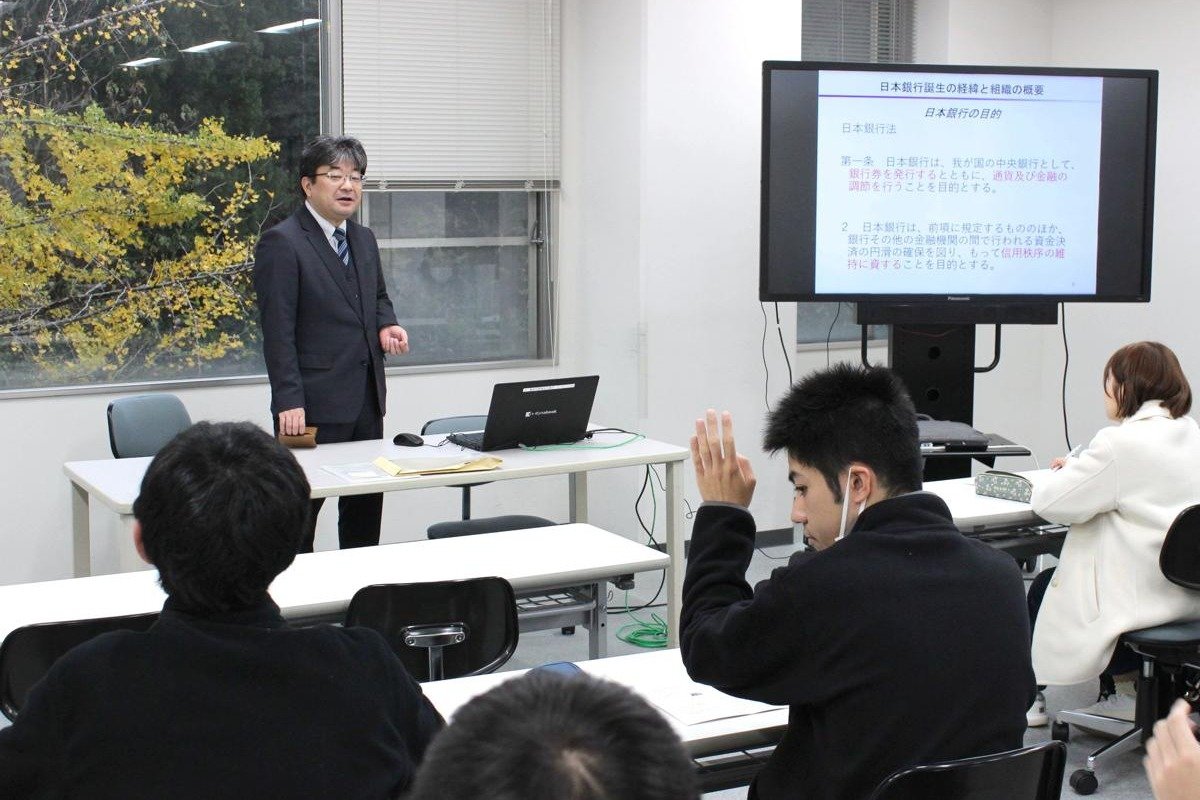金融政策やお札の発行「日本銀行は国民の皆さんの生活を支えています」日銀新潟支店長、新潟県の長岡大学で講義 | 新潟日報