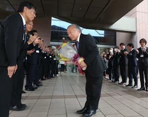 市職員に見送られ、退庁する米田徹市長=4月23日、糸魚川市役所