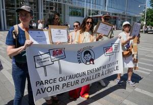 　フランスの学校などで相次ぐ子どもへの性的虐待に抗議する人々＝２６日、パリ（ＡＰ＝共同）