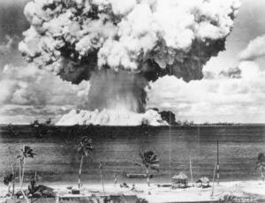 　ビキニ島から見えた１９４６年７月２５日の水中核実験ベーカーの水柱ときのこ雲＝国家安全保障公文書館（ＮＳＡ）が米国立公文書館から入手し収蔵（提供写真）