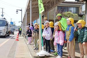 撤去前のアーケードの下で、園児らが安全運転を呼びかけた街頭指導＝長岡市与板町与板