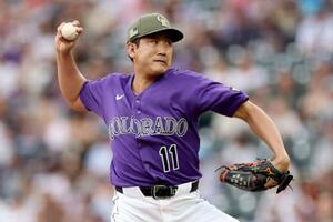ダイヤモンドバックス戦に先発し、5回7安打2失点で4勝目を挙げたロッキーズ・菅野。日米通算で150勝とした=デンバー(ゲッティ=共同)