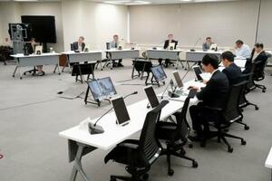 　原発のテロ対策施設の設置期限延長を盛り込んだ規則の改正案を了承した原子力規制委の定例会合＝３日午前、東京都港区