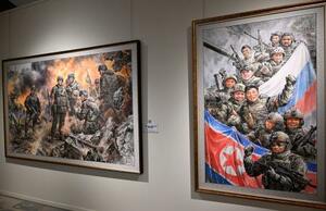 ロ朝の軍事結束を描いた北朝鮮画家の絵画「一つの塹壕で」(右)などの作品=24日、モスクワの全ロシア装飾芸術美術館(共同)