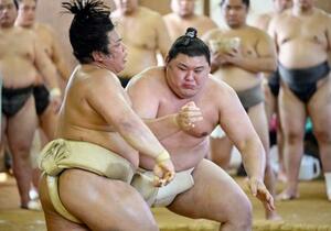 境川部屋に出稽古した大の里(右)=愛知県扶桑町