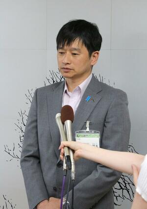 信越化学工業の工場で働く高校卒業者に対し、差別ととられかねない発言のした上越市の中川幹太市長。市役所で報道陣の取材を受け、釈明した=2024年6月19日、上越市役所