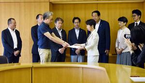 新潟市が検討している液状化対策について、要望書を提出した市議会の西区議員団=新潟市役所