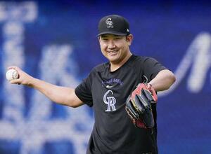 笑顔で調整するロッキーズ・菅野=5月、ロサンゼルス(共同)