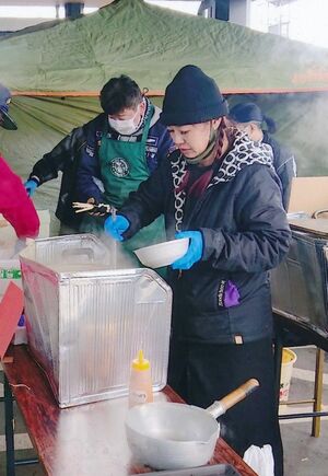 食堂ニューミサのスタッフらによる被災地でのラーメンの炊き出し=2月27日、石川県輪島市(提供写真)