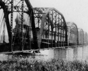 1910年に開通してから間もない頃の利根川橋梁(きょうりょう)を走る東武鉄道の列車(東武博物館提供)