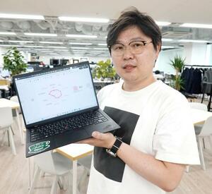 「口コミの分析はツールを使う方が大きな成果が見込めます」と話す事業開発責任者の赤司誠さん=2025年7月、東京都渋谷区で撮影