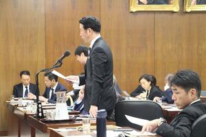 衆院法務委で質問に立つ米山隆一氏(中央)。右は黒岩宇洋氏=3月12日、国会