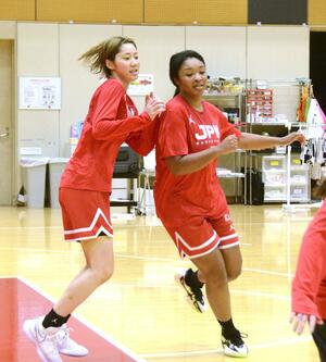 バスケットボール女子日本代表候補の強化合宿で練習する野口さくら(左)とオコエ=5月7日、東京都内