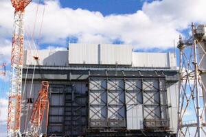 　建屋を覆う大型カバーの屋根が閉じた状態の福島第１原発１号機＝１６日（東京電力提供）