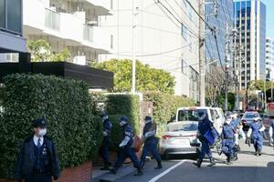 殺人事件があったマンションに入る警視庁の捜査員=9日午前9時50分ごろ、東京都大田区