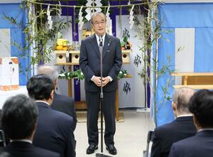 事務所開きであいさつする花角英世氏=7日、新潟市中央区