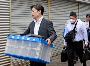 　若山哲夫容疑者の自宅から押収物を運び出す捜査員＝２０日午前１０時５５分、新潟県胎内市