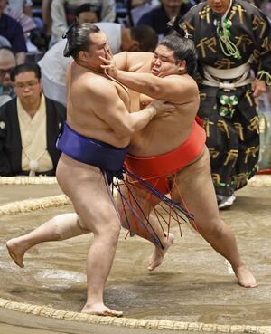 5日目に栃大海(左)を押し出しで破った中村部屋の嘉陽=ドルフィンズアリーナ