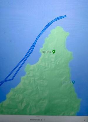 　観光船の航跡を表示させたタブレット端末の画面。知床岬の先端で折り返している（家族提供）