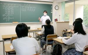 開志国際高校医学科進学コースの授業風景。同校とNSGアカデミーが協力し、医師を志す生徒を後押しする取り組みを始めた=胎内市長橋上
