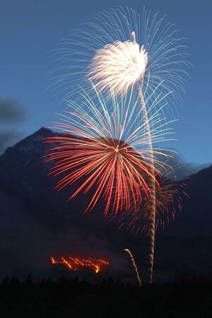 火文字と花火が妙高山を彩った艸原祭＝９日、妙高市