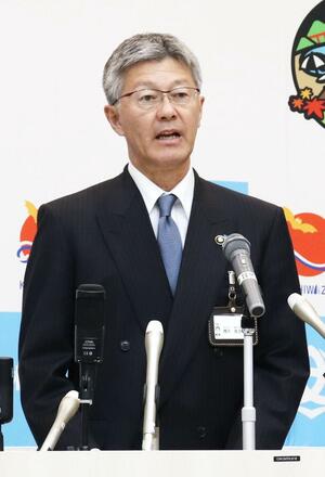 記者会見する桜井雅浩市長=4月2日、柏崎市役所