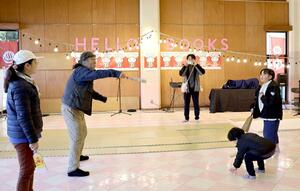 家族連れらが羽根つきや絵画展などを楽しんだ「ハロー！ブックス」の新春イベント＝佐渡市羽茂飯岡