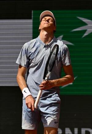 男子シングルス2回戦でポイントを奪われ、天を仰ぐヤニク・シナー=パリ(共同)
