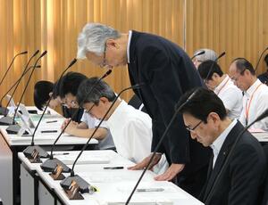 長岡市職員3人の不祥事について謝罪する磯田達伸市長=6月20日、アオーレ長岡